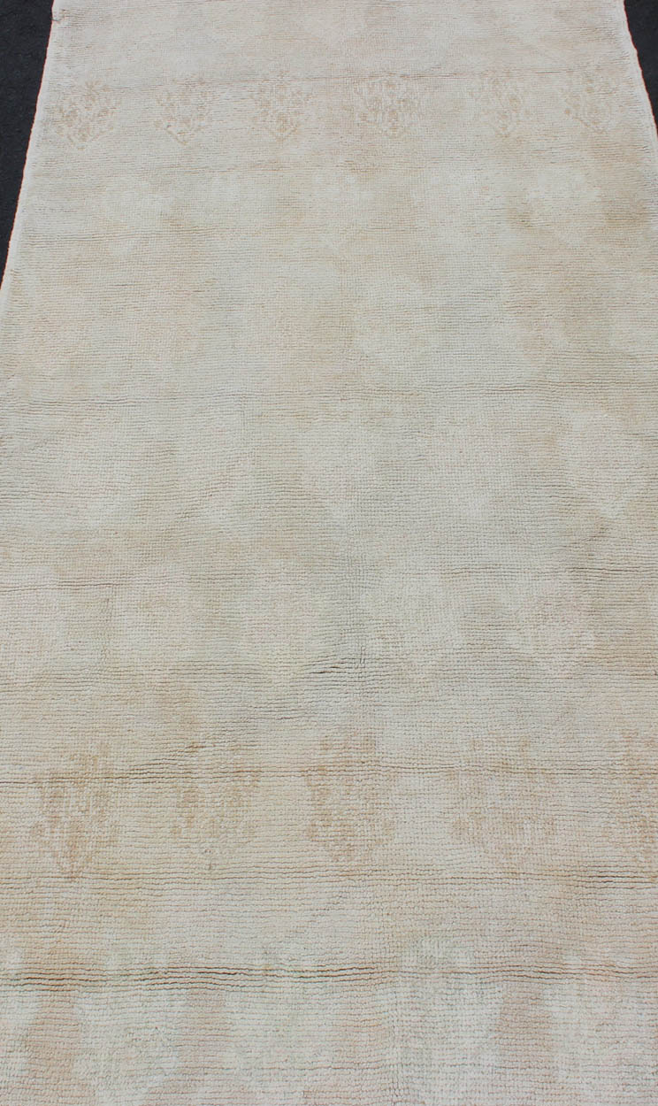 Mid - Century Rug from Turkey with Modern Tulu Design Modern Flower Design Turkish Tulu Rug, rug en - 112940, country of origin / type: Turkey / Tulu, circa 1950 This mid - century Tulu carpet from Turkey displays faint, repeating flowers that ... - Keivan Woven ArtsEN - 112940 - 2732Rug