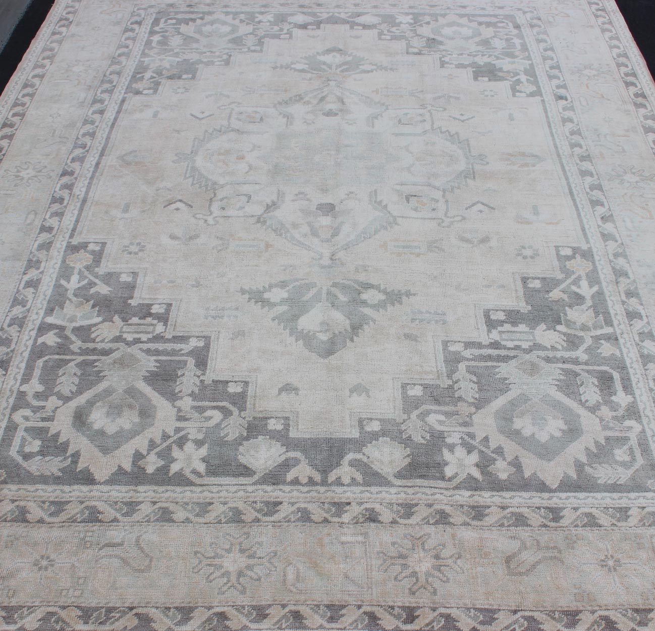 Oushak Rug with Layered Medallion Design and Ornate Cornices Mid - Toned Vintage Oushak Carpet in Grays and Soft Colors, rug en - 115259, country of origin / type: Turkey / Oushak, circa 1940 This vintage mid - century Turkish Oushak displays a... - Keivan Woven ArtsEN - 115259 - 3798Rug