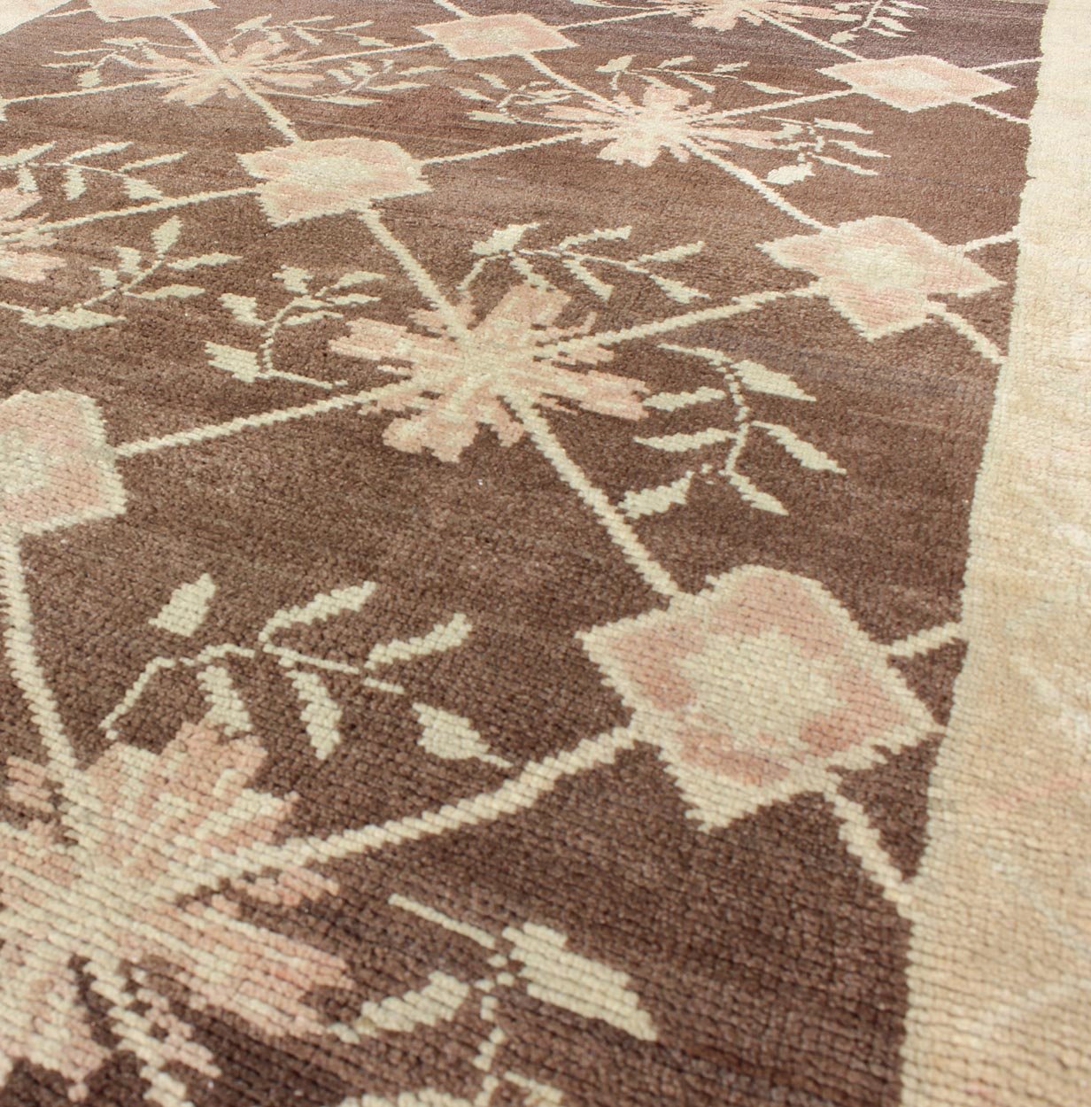Vintage Turkish Oushak rug with Lattice design in brown, tan, pink, with a modern look rug en - 115283, country of origin / type: Turkey / Oushak, circa 1940 Set on a dark mocha brown field with an all - over pattern, this beautiful mid - century Turk... - Keivan Woven ArtsEN - 115283 - 3433Rug
