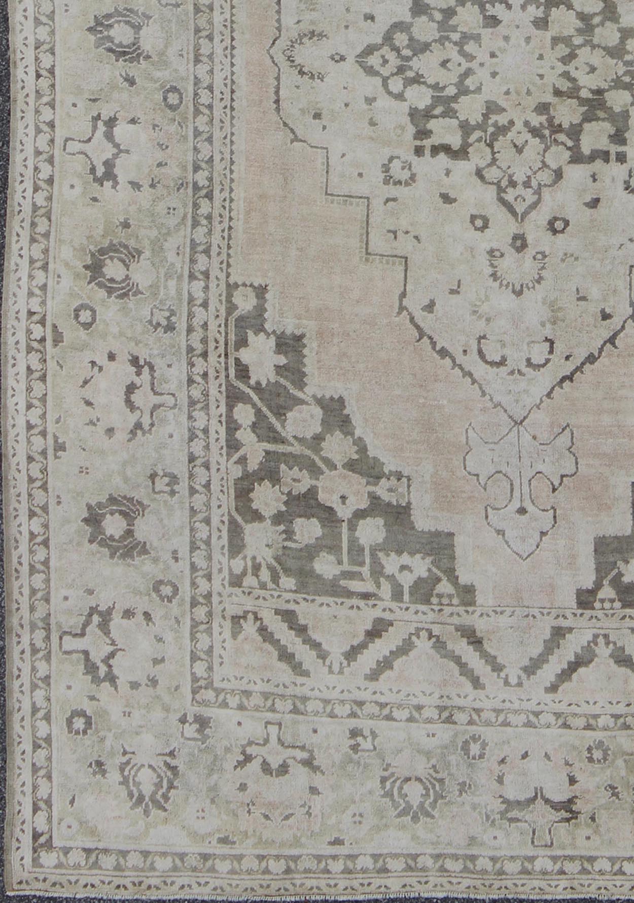 Vintage Turkish Oushak Rug With Medallion Design in Muted Tones. Keivan Woven Arts / rug EN - 115582, country of origin / type: Turkey / Oushak, circa 1940 This muted vintage Turkish Oushak carpet (circa mid - 20th century) features a central medall... - Keivan Woven ArtsEN - 115582 - 2470Rug