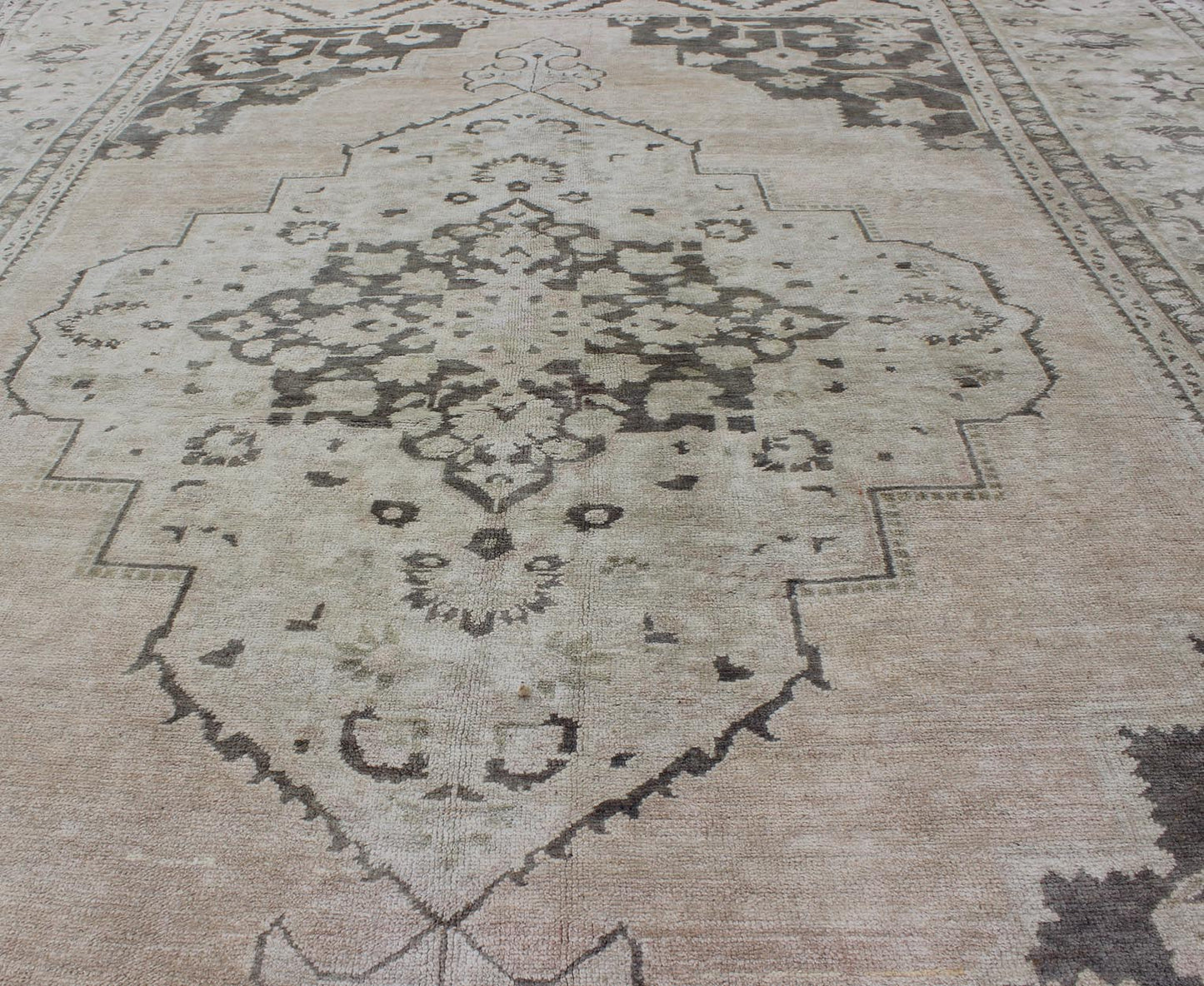 Vintage Turkish Oushak Rug With Medallion Design in Muted Tones. Keivan Woven Arts / rug EN - 115582, country of origin / type: Turkey / Oushak, circa 1940 This muted vintage Turkish Oushak carpet (circa mid - 20th century) features a central medall... - Keivan Woven ArtsEN - 115582 - 2470Rug