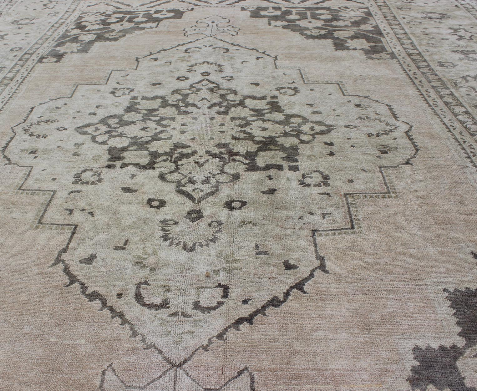 Vintage Turkish Oushak Rug With Medallion Design in Muted Tones. Keivan Woven Arts / rug EN - 115582, country of origin / type: Turkey / Oushak, circa 1940 This muted vintage Turkish Oushak carpet (circa mid - 20th century) features a central medall... - Keivan Woven ArtsEN - 115582 - 2470Rug