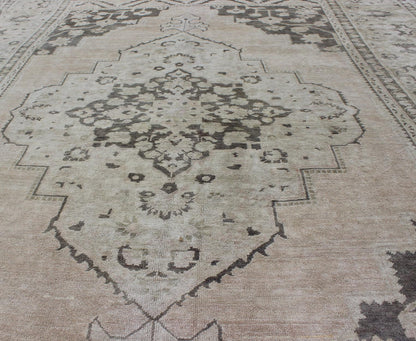 Vintage Turkish Oushak Rug With Medallion Design in Muted Tones. Keivan Woven Arts / rug EN - 115582, country of origin / type: Turkey / Oushak, circa 1940 This muted vintage Turkish Oushak carpet (circa mid - 20th century) features a central medall... - Keivan Woven ArtsEN - 115582 - 2470Rug