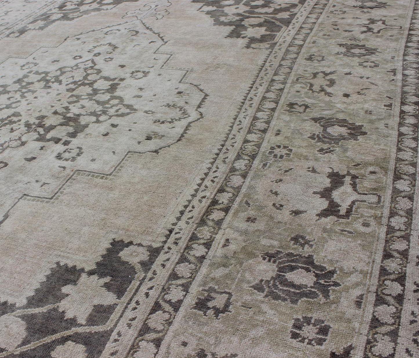 Vintage Turkish Oushak Rug With Medallion Design in Muted Tones. Keivan Woven Arts / rug EN - 115582, country of origin / type: Turkey / Oushak, circa 1940 This muted vintage Turkish Oushak carpet (circa mid - 20th century) features a central medall... - Keivan Woven ArtsEN - 115582 - 2470Rug
