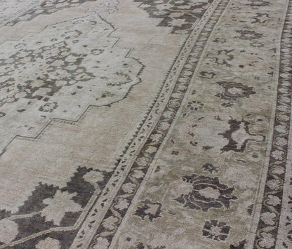 Vintage Turkish Oushak Rug With Medallion Design in Muted Tones. Keivan Woven Arts / rug EN - 115582, country of origin / type: Turkey / Oushak, circa 1940 This muted vintage Turkish Oushak carpet (circa mid - 20th century) features a central medall... - Keivan Woven ArtsEN - 115582 - 2470Rug