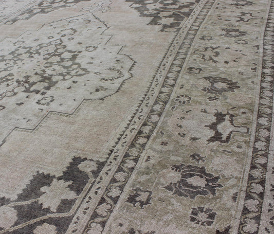Vintage Turkish Oushak Rug With Medallion Design in Muted Tones. Keivan Woven Arts / rug EN - 115582, country of origin / type: Turkey / Oushak, circa 1940 This muted vintage Turkish Oushak carpet (circa mid - 20th century) features a central medall... - Keivan Woven ArtsEN - 115582 - 2470Rug
