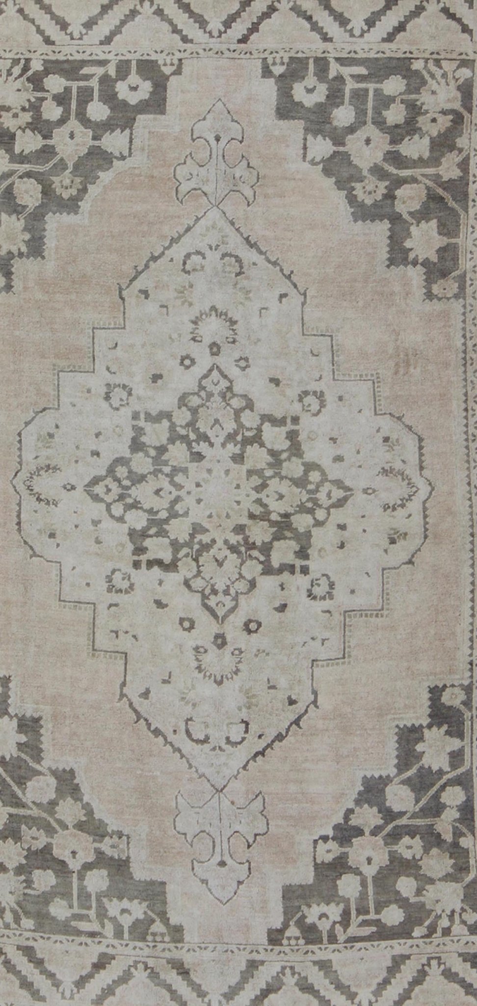 Vintage Turkish Oushak Rug With Medallion Design in Muted Tones. Keivan Woven Arts / rug EN - 115582, country of origin / type: Turkey / Oushak, circa 1940 This muted vintage Turkish Oushak carpet (circa mid - 20th century) features a central medall... - Keivan Woven ArtsEN - 115582 - 2470Rug