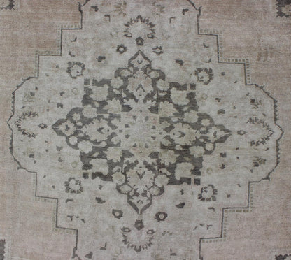 Vintage Turkish Oushak Rug With Medallion Design in Muted Tones. Keivan Woven Arts / rug EN - 115582, country of origin / type: Turkey / Oushak, circa 1940 This muted vintage Turkish Oushak carpet (circa mid - 20th century) features a central medall... - Keivan Woven ArtsEN - 115582 - 2470Rug