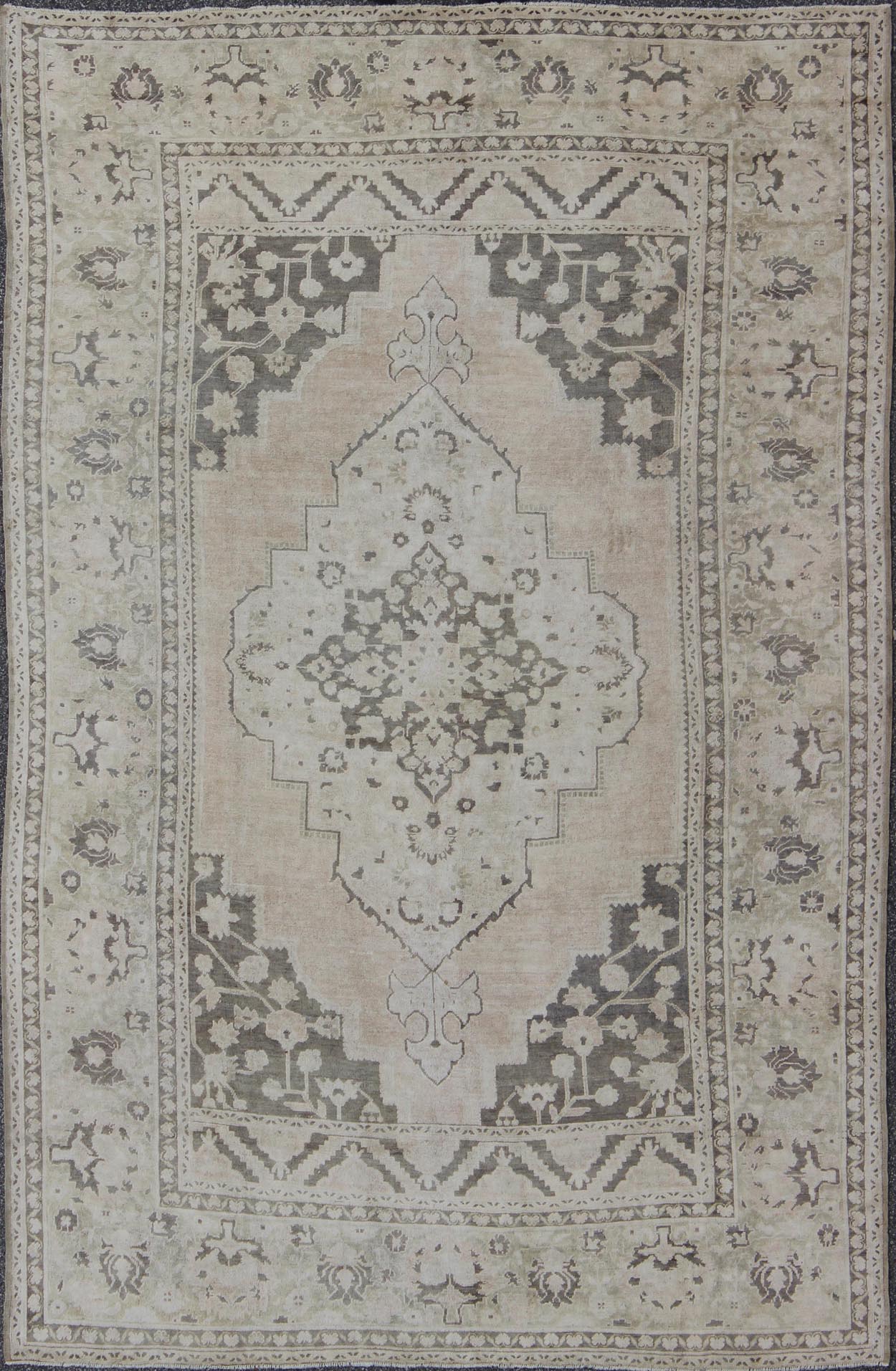 Vintage Turkish Oushak Rug With Medallion Design in Muted Tones. Keivan Woven Arts / rug EN - 115582, country of origin / type: Turkey / Oushak, circa 1940 This muted vintage Turkish Oushak carpet (circa mid - 20th century) features a central medall... - Keivan Woven ArtsEN - 115582 - 2470Rug