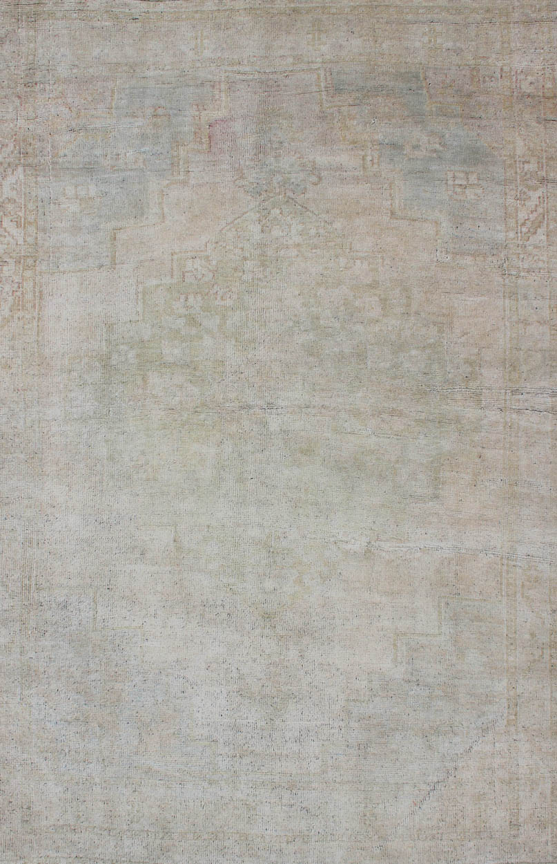 Vintage Turkish Oushak Rug with Understated Design and Muted Tones. Muted Vintage Oushak from Turkey, Keivan Woven Arts/ rug/ EN - 115823, country of origin / type: Turkey / Oushak, circa 1940 Measures: 4' x 6'2 This vintage Oushak ... - Keivan Woven ArtsEN - 115823 - 2067Rug