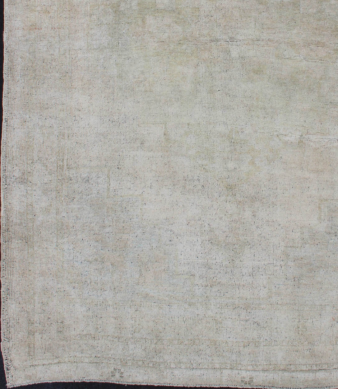 Vintage Turkish Oushak Rug with Understated Design and Muted Tones. Muted Vintage Oushak from Turkey, Keivan Woven Arts/ rug/ EN - 115823, country of origin / type: Turkey / Oushak, circa 1940 Measures: 4' x 6'2 This vintage Oushak ... - Keivan Woven ArtsEN - 115823 - 2067Rug