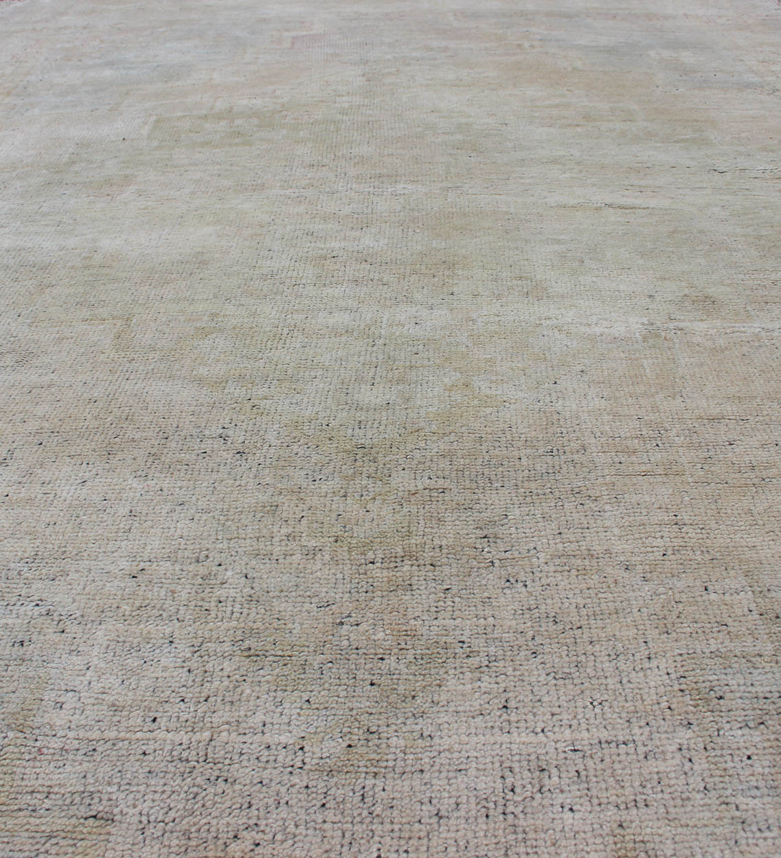 Vintage Turkish Oushak Rug with Understated Design and Muted Tones. Muted Vintage Oushak from Turkey, Keivan Woven Arts/ rug/ EN - 115823, country of origin / type: Turkey / Oushak, circa 1940 Measures: 4' x 6'2 This vintage Oushak ... - Keivan Woven ArtsEN - 115823 - 2067Rug