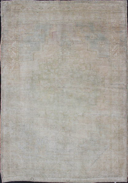 Vintage Turkish Oushak Rug with Understated Design and Muted Tones. Muted Vintage Oushak from Turkey, Keivan Woven Arts/ rug/ EN - 115823, country of origin / type: Turkey / Oushak, circa 1940 Measures: 4' x 6'2 This vintage Oushak ... - Keivan Woven ArtsEN - 115823 - 2067Rug