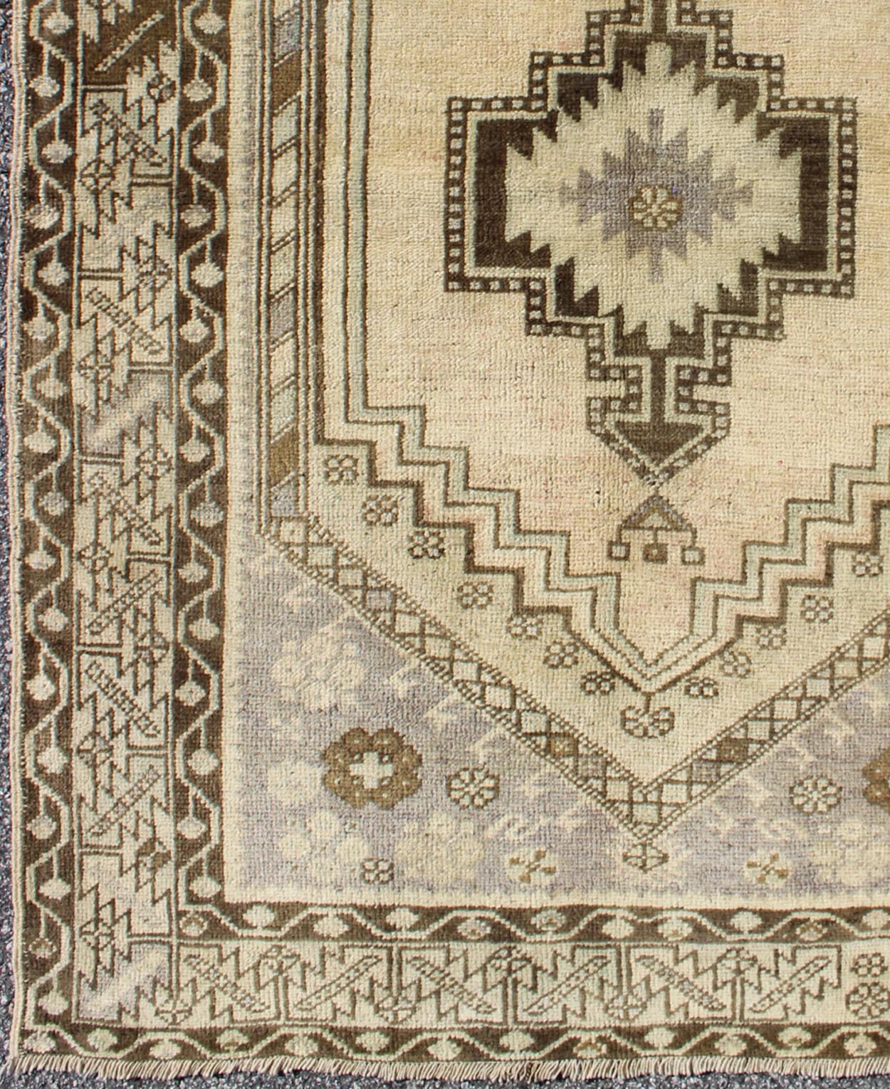 Multi - Layered Medallion Vintage Turkish Oushak Rug in Cream and Shades of Brown kwarugs Multi - layered medallion vintage Turkish Oushak rug in cream and shades of brown, Keivan Woven Arts / rug EN - 115875, country of origin / type: Turkey / Oushak... - Keivan Woven ArtsEN - 115875 - 2083Rug