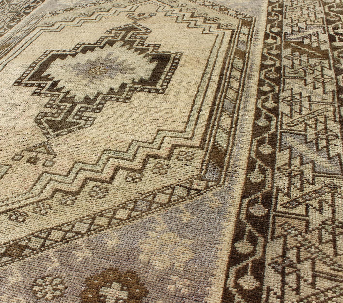 Multi - Layered Medallion Vintage Turkish Oushak Rug in Cream and Shades of Brown kwarugs Multi - layered medallion vintage Turkish Oushak rug in cream and shades of brown, Keivan Woven Arts / rug EN - 115875, country of origin / type: Turkey / Oushak... - Keivan Woven ArtsEN - 115875 - 2083Rug