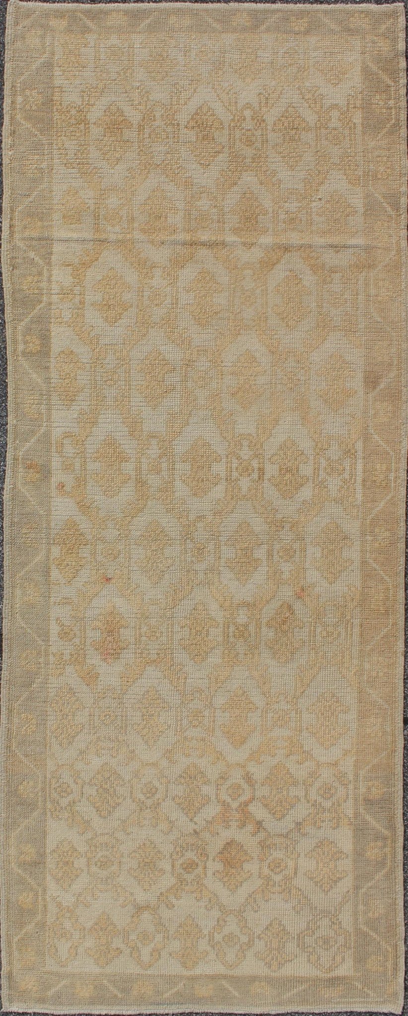 Muted Midcentury Turkish Oushak Runner with Latticework Design in Cream, yellow and taupe Measures: 3'3 x 8'7 Set on a cream - colored field with an all - over similarly - toned pattern, this beautiful midcentury Turkish Oushak rug (circa 1... - Keivan Woven ArtsEN - 115963 - 2077Rug