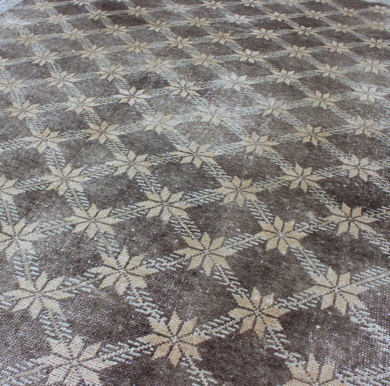 Midcentury Vintage Turkish Oushak Rug with Floral Latticework Pattern Measures: 5 x 7'10 The design of this beautiful vintage Oushak rug from mid - 20th century Turkey. The brown background is home to an all - over cream lattice design decor... - Keivan Woven ArtsEN - 115974 - 2071Rug