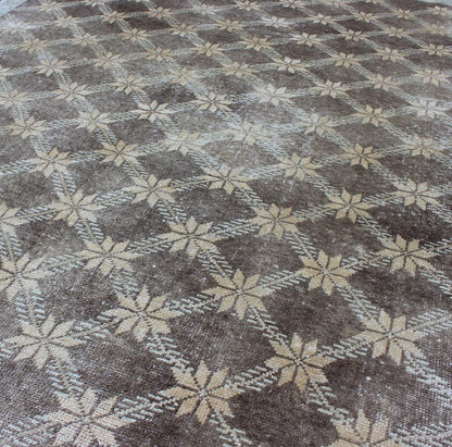 Midcentury Vintage Turkish Oushak Rug with Floral Latticework Pattern Measures: 5 x 7'10 The design of this beautiful vintage Oushak rug from mid - 20th century Turkey. The brown background is home to an all - over cream lattice design decor... - Keivan Woven ArtsEN - 115974 - 2071Rug