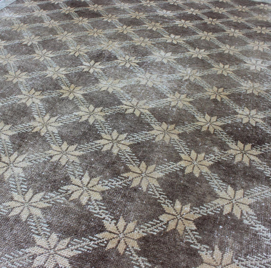 Midcentury Vintage Turkish Oushak Rug with Floral Latticework Pattern Measures: 5 x 7'10 The design of this beautiful vintage Oushak rug from mid - 20th century Turkey. The brown background is home to an all - over cream lattice design decor... - Keivan Woven ArtsEN - 115974 - 2071Rug