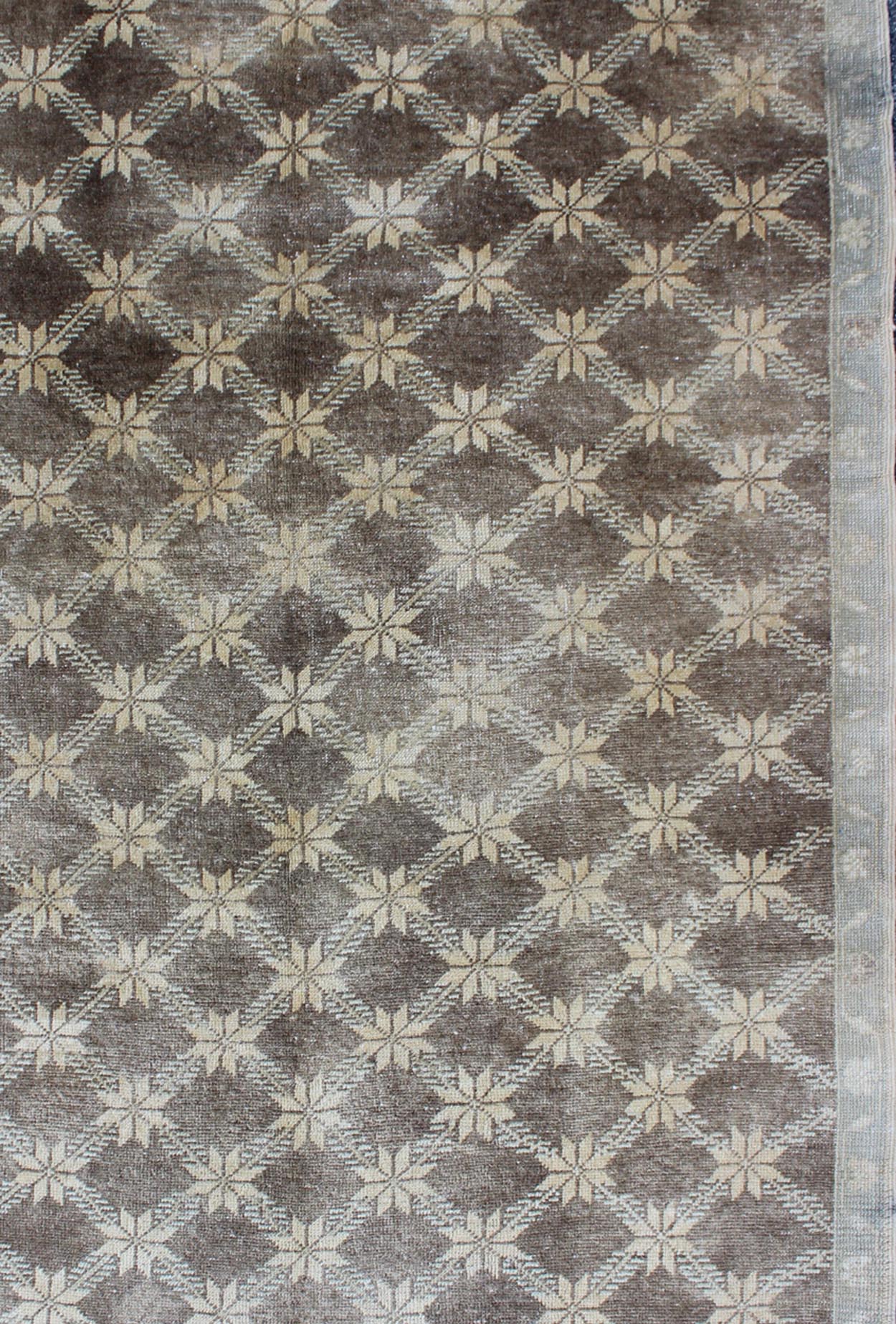 Midcentury Vintage Turkish Oushak Rug with Floral Latticework Pattern Measures: 5 x 7'10 The design of this beautiful vintage Oushak rug from mid - 20th century Turkey. The brown background is home to an all - over cream lattice design decor... - Keivan Woven ArtsEN - 115974 - 2071Rug