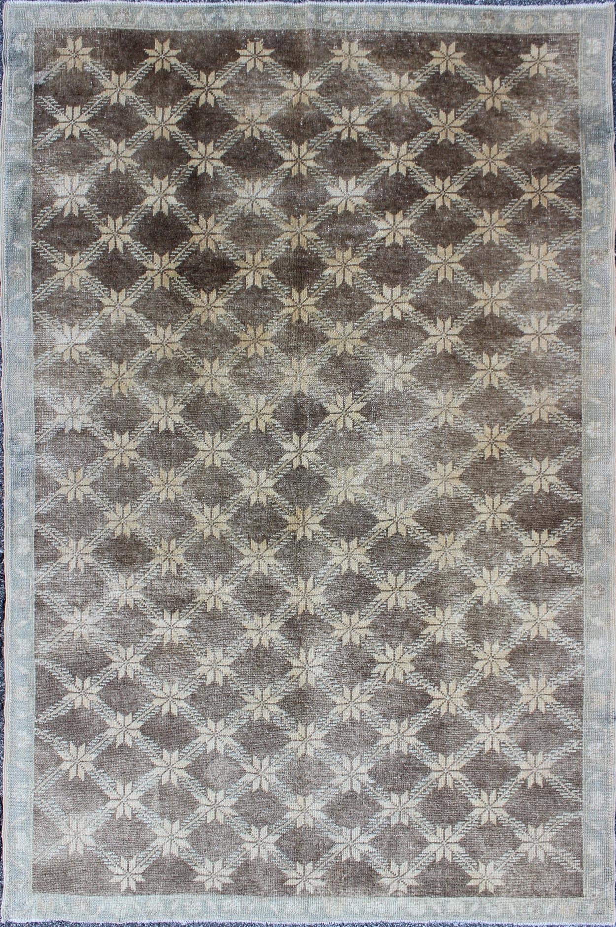 Midcentury Vintage Turkish Oushak Rug with Floral Latticework Pattern Measures: 5 x 7'10 The design of this beautiful vintage Oushak rug from mid - 20th century Turkey. The brown background is home to an all - over cream lattice design decor... - Keivan Woven ArtsEN - 115974 - 2071Rug