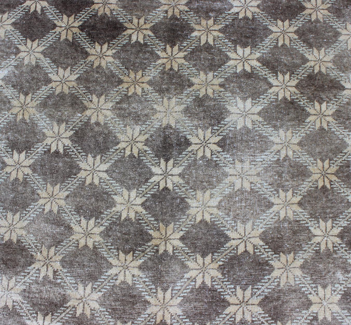 Midcentury Vintage Turkish Oushak Rug with Floral Latticework Pattern Measures: 5 x 7'10 The design of this beautiful vintage Oushak rug from mid - 20th century Turkey. The brown background is home to an all - over cream lattice design decor... - Keivan Woven ArtsEN - 115974 - 2071Rug