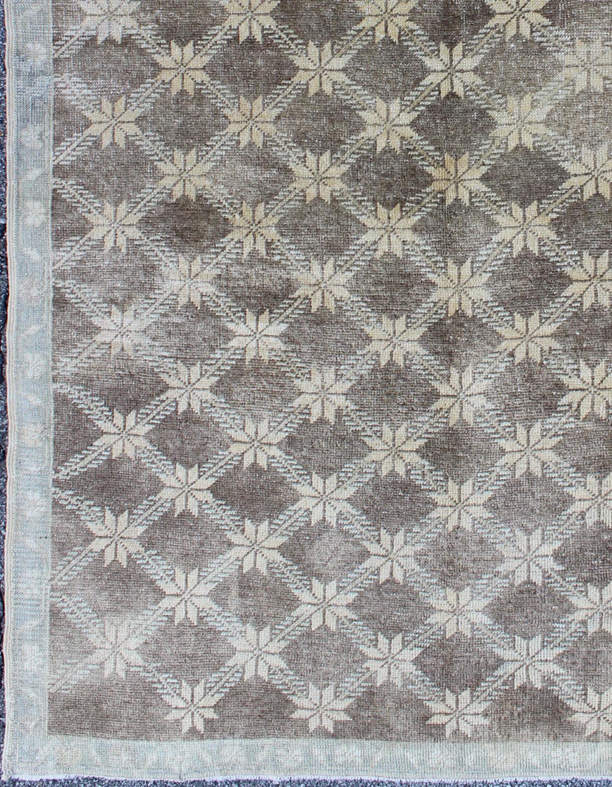 Midcentury Vintage Turkish Oushak Rug with Floral Latticework Pattern Measures: 5 x 7'10 The design of this beautiful vintage Oushak rug from mid - 20th century Turkey. The brown background is home to an all - over cream lattice design decor... - Keivan Woven ArtsEN - 115974 - 2071Rug