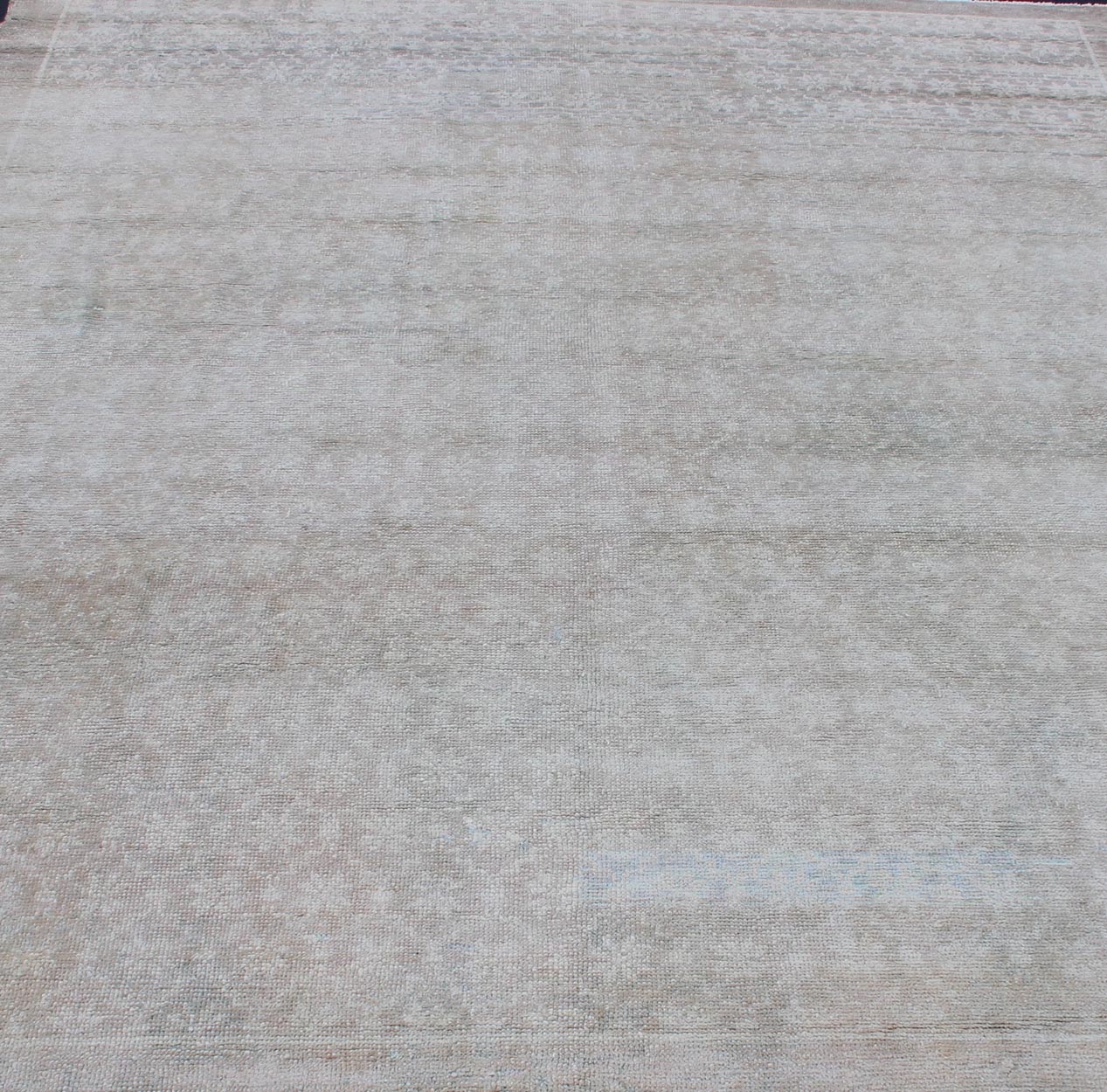 Modern Design Turkish Rug with Small - Scale Repeating Pattern Vintage Oushak carpet with repeating design in light taupe, ivory and gray. Keivan Woven Arts / rug EN - 123482, country of origin / type: Turkey / Oushak, circa 1940s. Measures: 7'5 ... - Keivan Woven ArtsEN - 123482 - 3415Rug