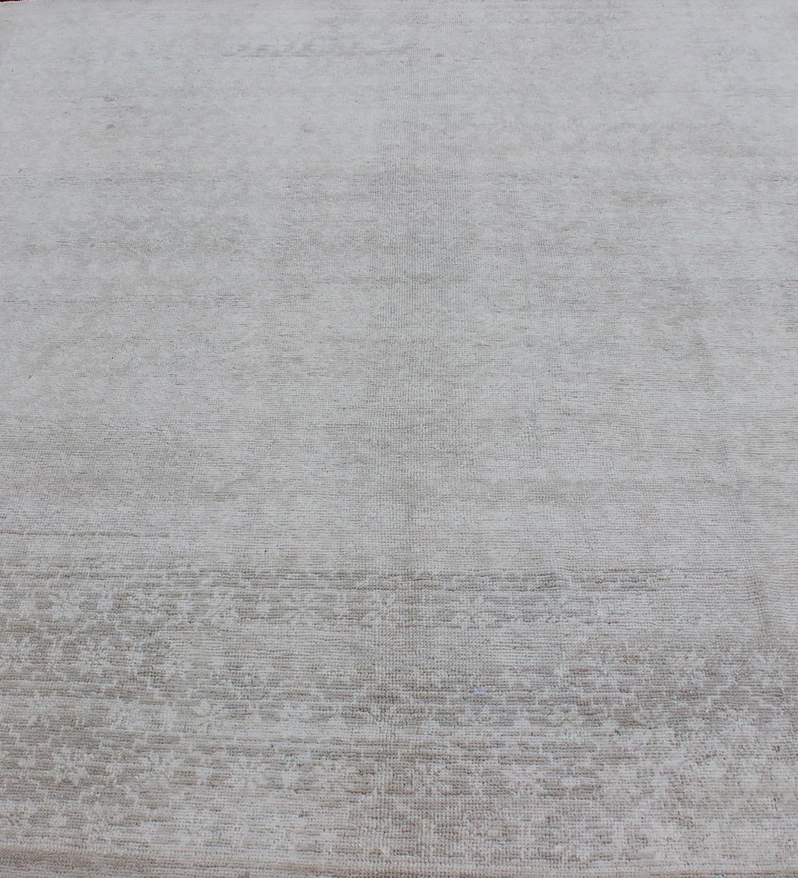 Modern Design Turkish Rug with Small - Scale Repeating Pattern Vintage Oushak carpet with repeating design in light taupe, ivory and gray. Keivan Woven Arts / rug EN - 123482, country of origin / type: Turkey / Oushak, circa 1940s. Measures: 7'5 ... - Keivan Woven ArtsEN - 123482 - 3415Rug