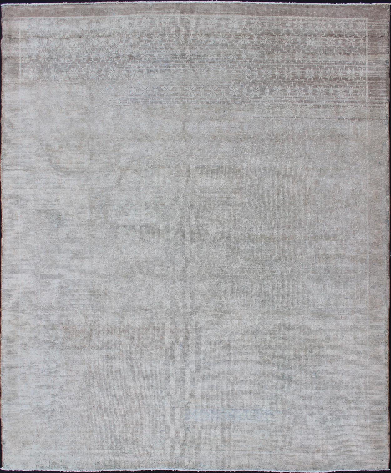 Modern Design Turkish Rug with Small - Scale Repeating Pattern Vintage Oushak carpet with repeating design in light taupe, ivory and gray. Keivan Woven Arts / rug EN - 123482, country of origin / type: Turkey / Oushak, circa 1940s. Measures: 7'5 ... - Keivan Woven ArtsEN - 123482 - 3415Rug
