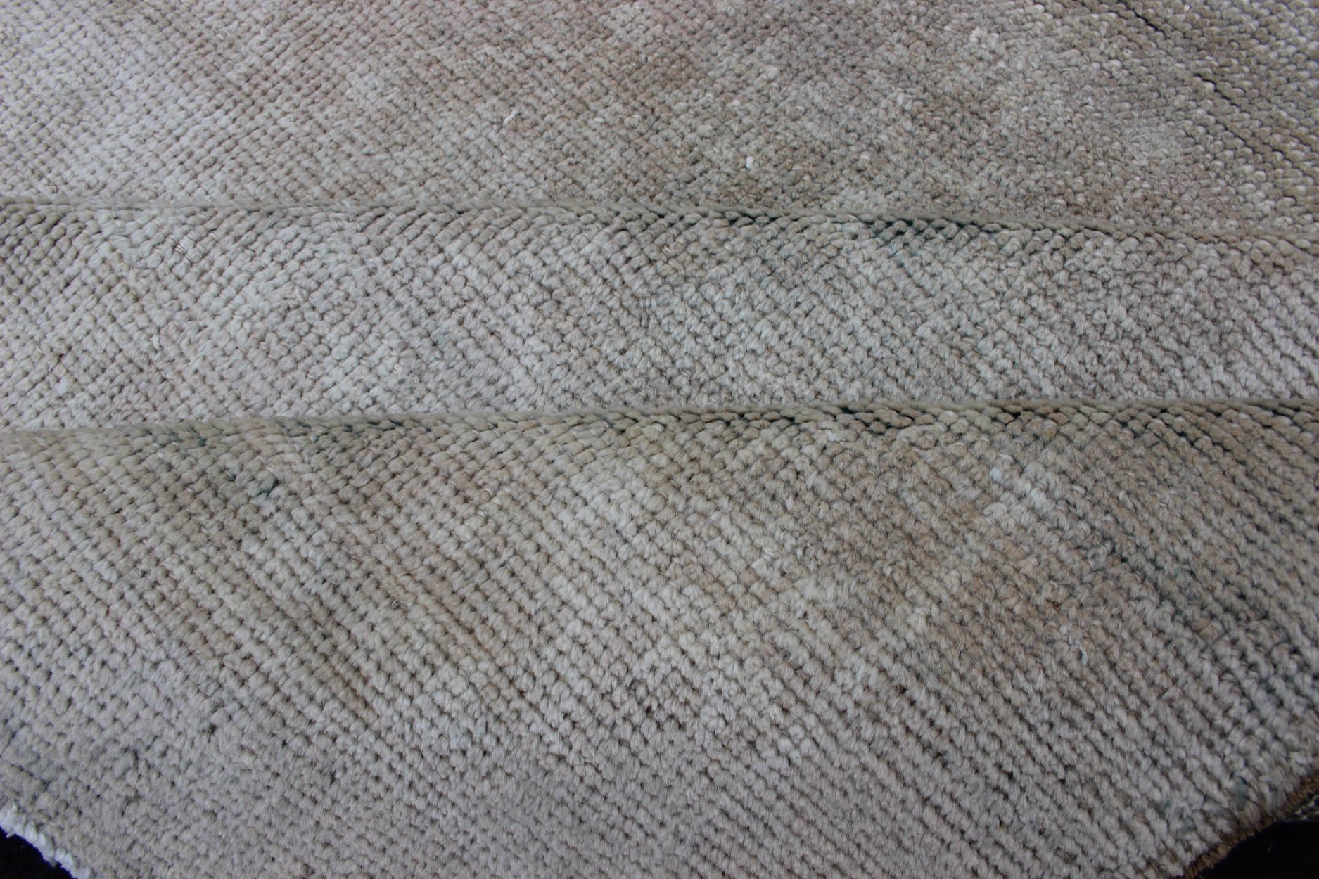 Modern Design Turkish Rug with Small - Scale Repeating Pattern Vintage Oushak carpet with repeating design in light taupe, ivory and gray. Keivan Woven Arts / rug EN - 123482, country of origin / type: Turkey / Oushak, circa 1940s. Measures: 7'5 ... - Keivan Woven ArtsEN - 123482 - 3415Rug