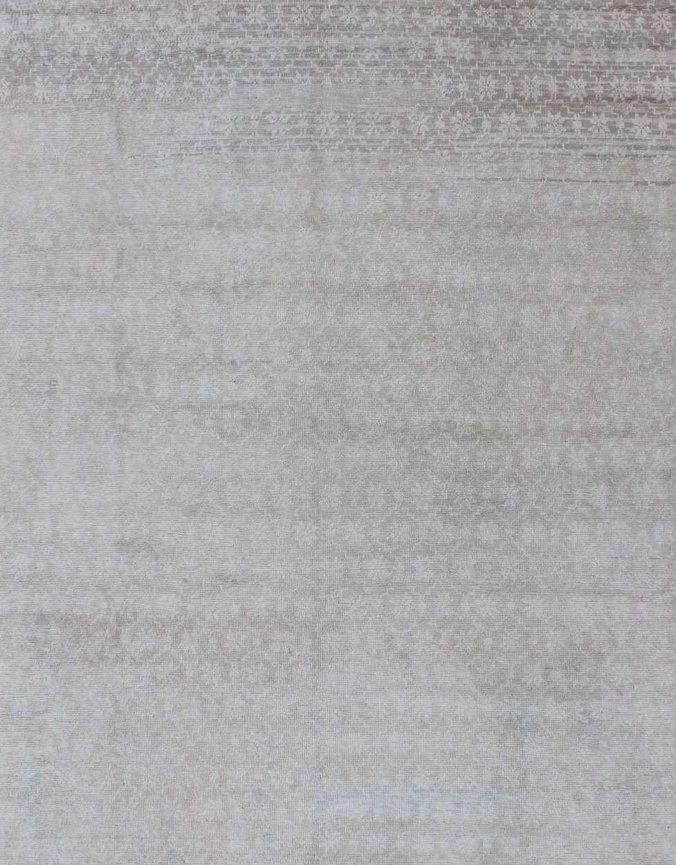 Modern Design Turkish Rug with Small - Scale Repeating Pattern Vintage Oushak carpet with repeating design in light taupe, ivory and gray. Keivan Woven Arts / rug EN - 123482, country of origin / type: Turkey / Oushak, circa 1940s. Measures: 7'5 ... - Keivan Woven ArtsEN - 123482 - 3415Rug