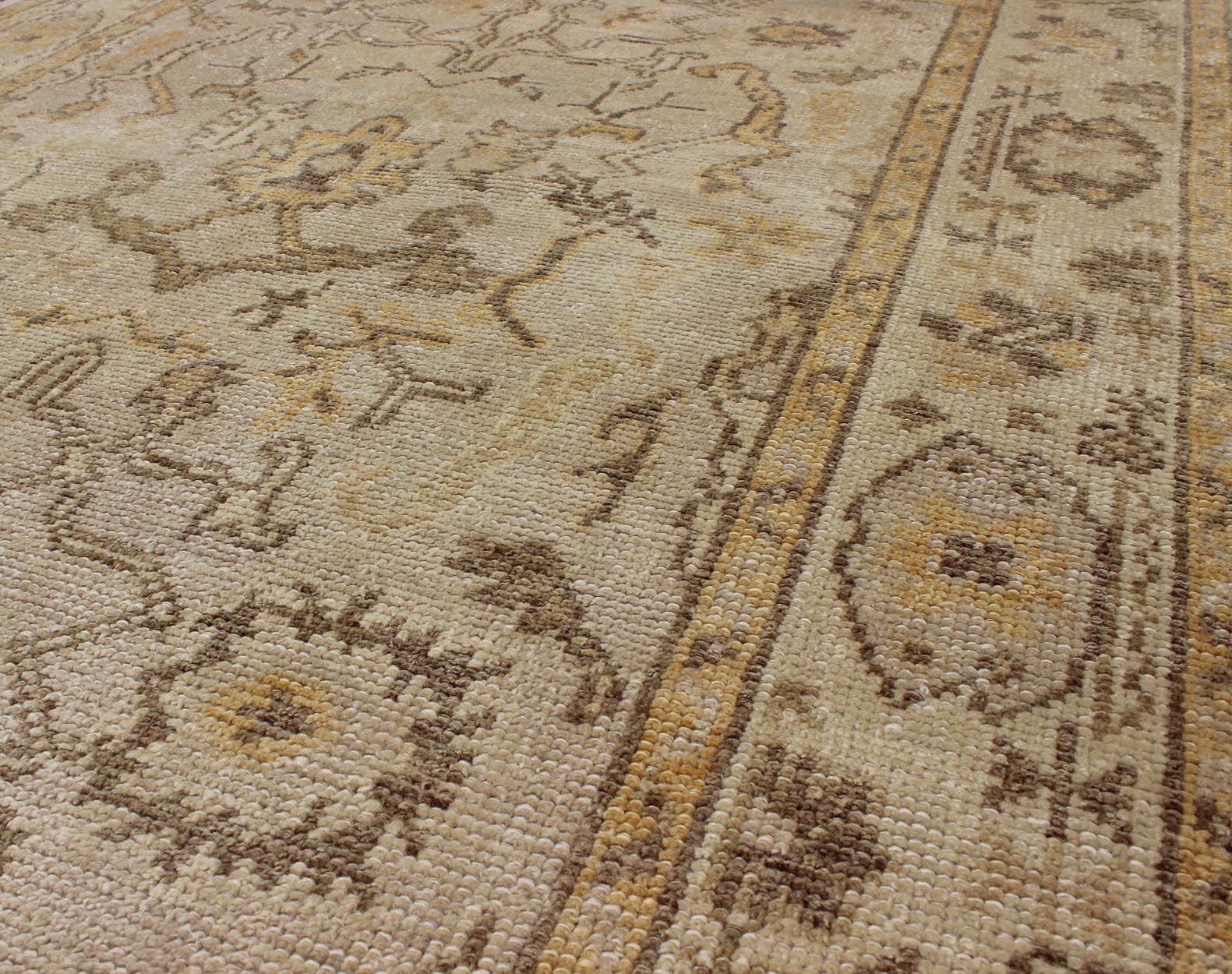 Reproduction Turkish Oushak Rug with Stylized Floral Design in Earth Tone Colors Keivan Woven Arts, En - 123486, Turkish Oushak Rug from Turkey, rug EN - 123486, country of origin / type: Turkey / Oushak, circa 2000 This reproduction Turkish Ous... - Keivan Woven ArtsEN - 123486 - 3391Rug