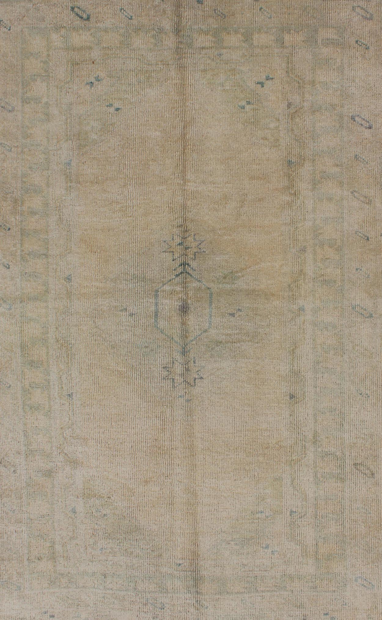 Faded vintage Turkish Oushak rug with medallion design in grey and tan, rug en - 123979, country of origin / type: Turkey / Oushak, circa 1940 The design of this beautiful vintage Oushak rug from 1940s Turkey is enhanced by its lustrous wool. The ... - Keivan Woven ArtsEN - 123979 - 5542Rug
