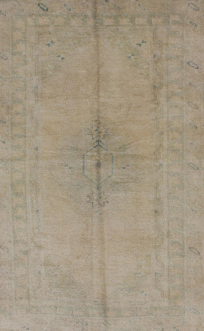 Faded vintage Turkish Oushak rug with medallion design in grey and tan, rug en - 123979, country of origin / type: Turkey / Oushak, circa 1940 The design of this beautiful vintage Oushak rug from 1940s Turkey is enhanced by its lustrous wool. The ... - Keivan Woven ArtsEN - 123979 - 5542Rug