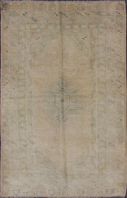 Faded vintage Turkish Oushak rug with medallion design in grey and tan, rug en - 123979, country of origin / type: Turkey / Oushak, circa 1940 The design of this beautiful vintage Oushak rug from 1940s Turkey is enhanced by its lustrous wool. The ... - Keivan Woven ArtsEN - 123979 - 5542Rug