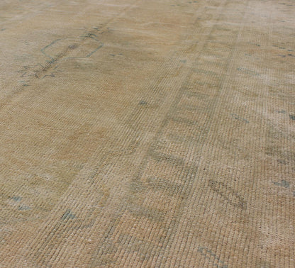 Faded vintage Turkish Oushak rug with medallion design in grey and tan, rug en - 123979, country of origin / type: Turkey / Oushak, circa 1940 The design of this beautiful vintage Oushak rug from 1940s Turkey is enhanced by its lustrous wool. The ... - Keivan Woven ArtsEN - 123979 - 5542Rug