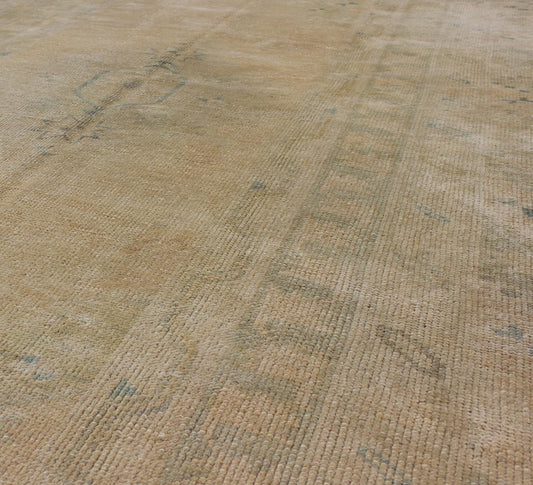 Faded vintage Turkish Oushak rug with medallion design in grey and tan, rug en - 123979, country of origin / type: Turkey / Oushak, circa 1940 The design of this beautiful vintage Oushak rug from 1940s Turkey is enhanced by its lustrous wool. The ... - Keivan Woven ArtsEN - 123979 - 5542Rug
