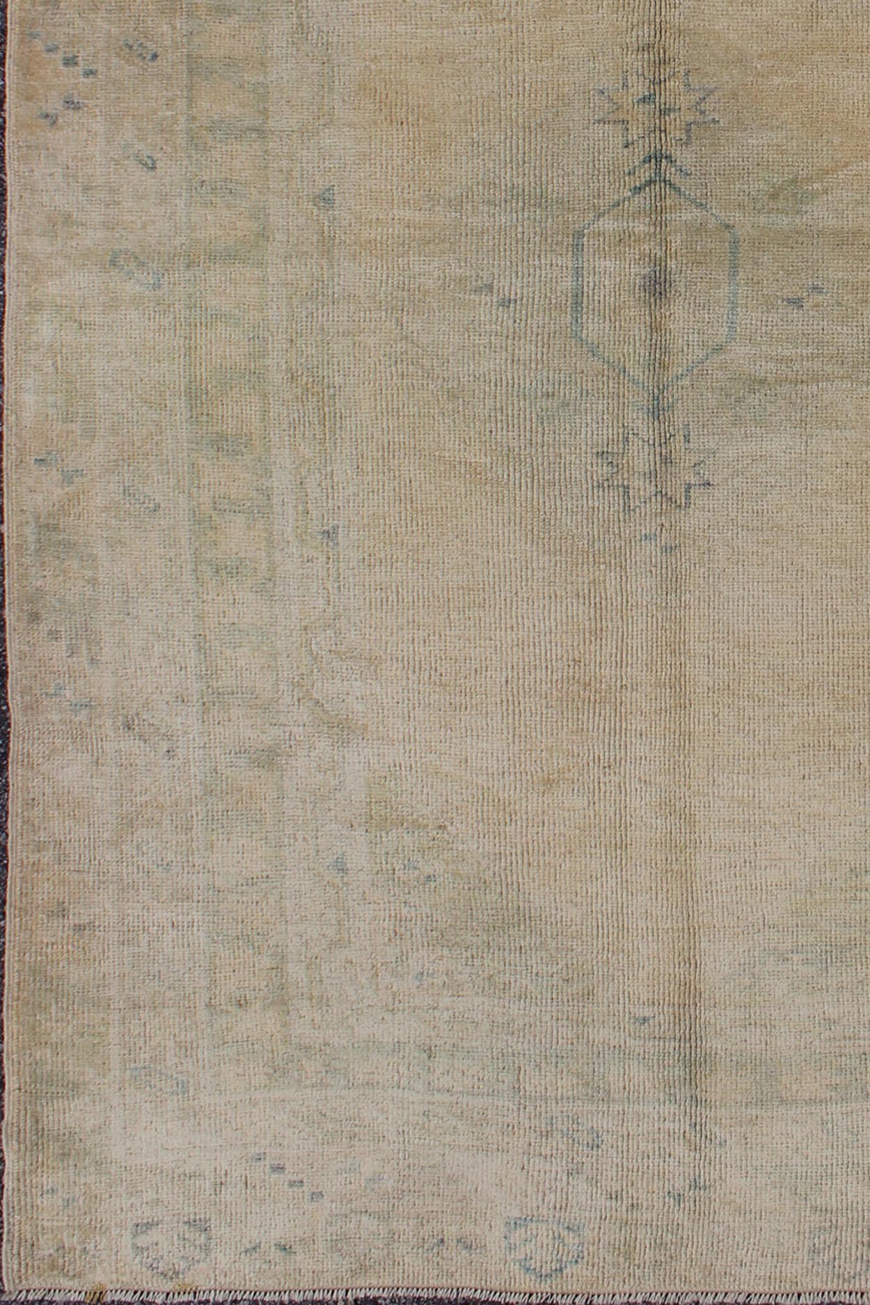 Faded vintage Turkish Oushak rug with medallion design in grey and tan, rug en - 123979, country of origin / type: Turkey / Oushak, circa 1940 The design of this beautiful vintage Oushak rug from 1940s Turkey is enhanced by its lustrous wool. The ... - Keivan Woven ArtsEN - 123979 - 5542Rug