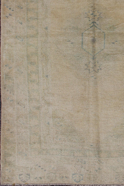 Faded vintage Turkish Oushak rug with medallion design in grey and tan, rug en - 123979, country of origin / type: Turkey / Oushak, circa 1940 The design of this beautiful vintage Oushak rug from 1940s Turkey is enhanced by its lustrous wool. The ... - Keivan Woven ArtsEN - 123979 - 5542Rug