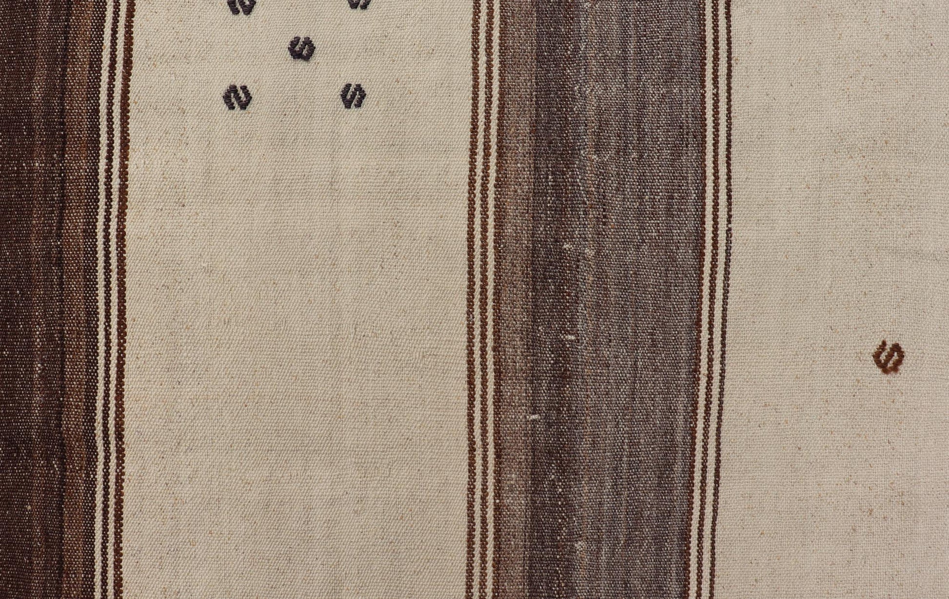 Vintage Turkish Kilim Rug with Stripes in Grey, White & Cream. Keivan Woven Arts / Rug EN - 13210, country of origin / type: Turkey / Kilim, circa 1950. Measures: 4'10 x 5'3 - Keivan Woven ArtsEN - 13210 - 23894Rug