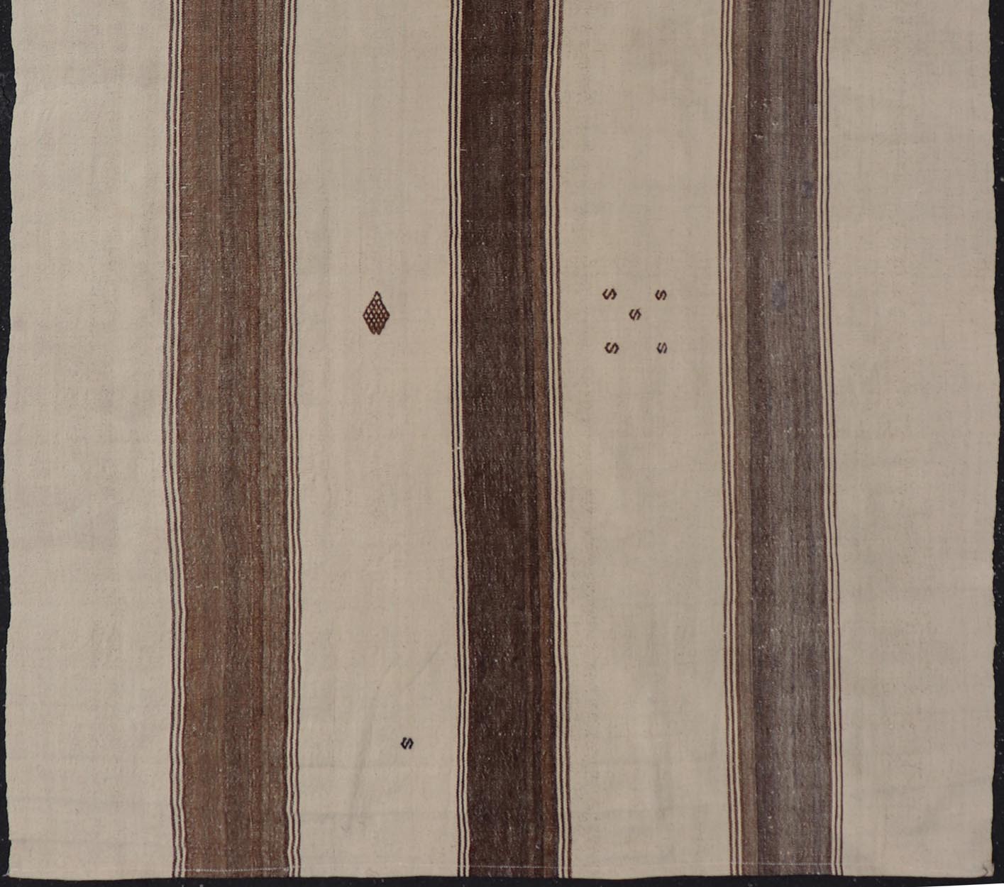 Vintage Turkish Kilim Rug with Stripes in Grey, White & Cream. Keivan Woven Arts / Rug EN - 13210, country of origin / type: Turkey / Kilim, circa 1950. Measures: 4'10 x 5'3 - Keivan Woven ArtsEN - 13210 - 23894Rug