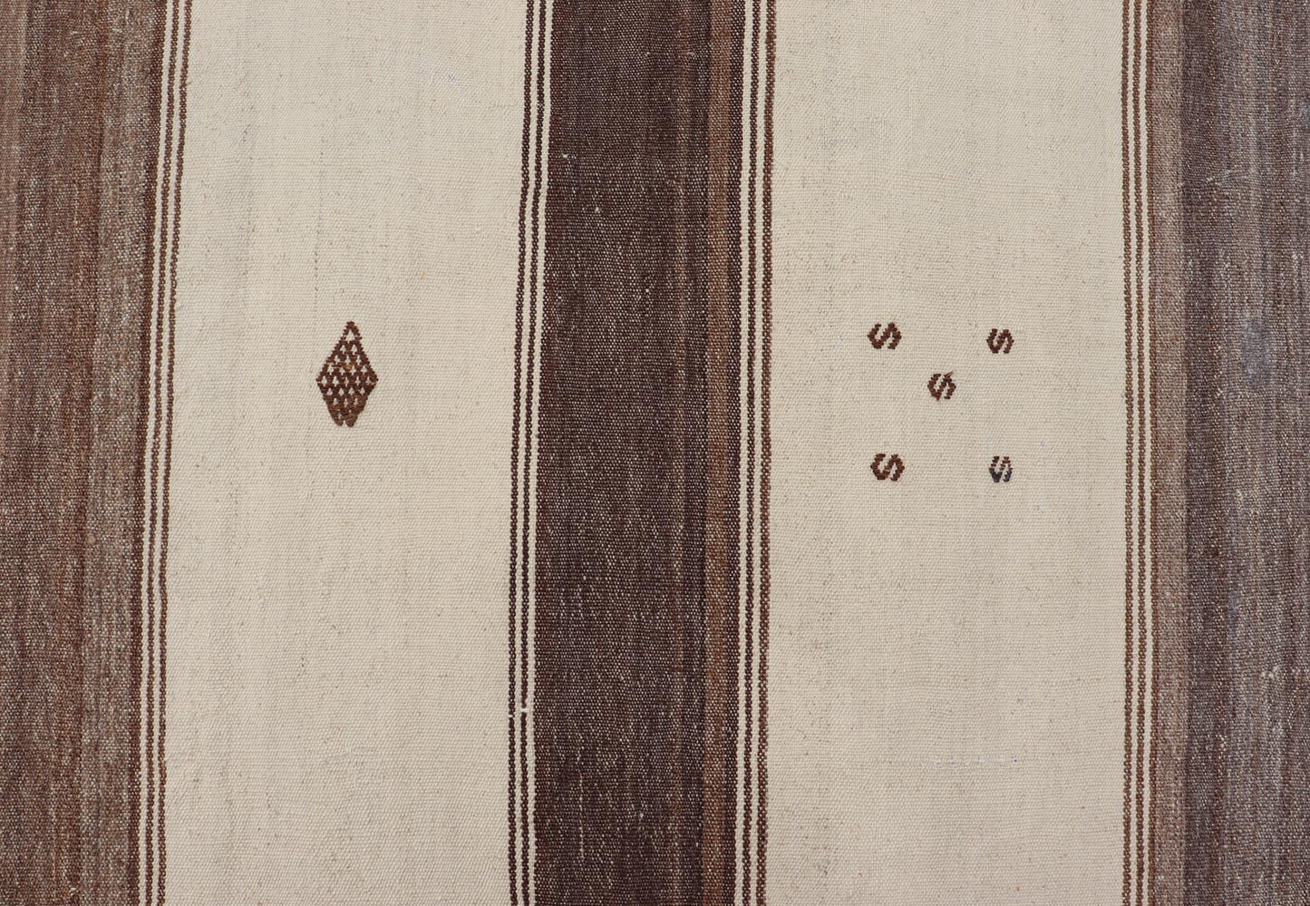 Vintage Turkish Kilim Rug with Stripes in Grey, White & Cream. Keivan Woven Arts / Rug EN - 13210, country of origin / type: Turkey / Kilim, circa 1950. Measures: 4'10 x 5'3 - Keivan Woven ArtsEN - 13210 - 23894Rug