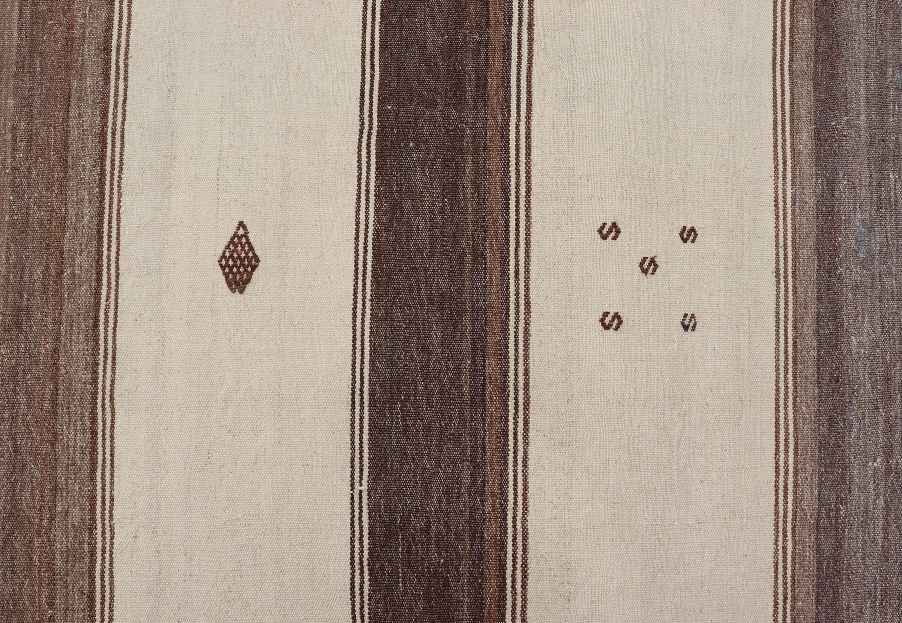 Vintage Turkish Kilim Rug with Stripes in Grey, White & Cream. Keivan Woven Arts / Rug EN - 13210, country of origin / type: Turkey / Kilim, circa 1950. Measures: 4'10 x 5'3 - Keivan Woven ArtsEN - 13210 - 23894Rug