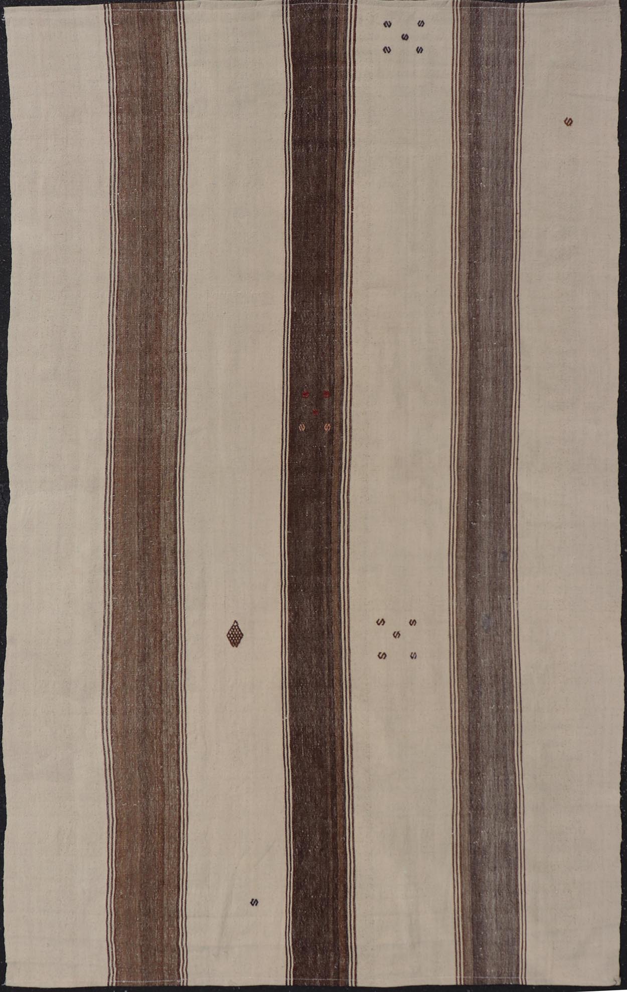 Vintage Turkish Kilim Rug with Stripes in Grey, White & Cream. Keivan Woven Arts / Rug EN - 13210, country of origin / type: Turkey / Kilim, circa 1950. Measures: 4'10 x 5'3 - Keivan Woven ArtsEN - 13210 - 23894Rug