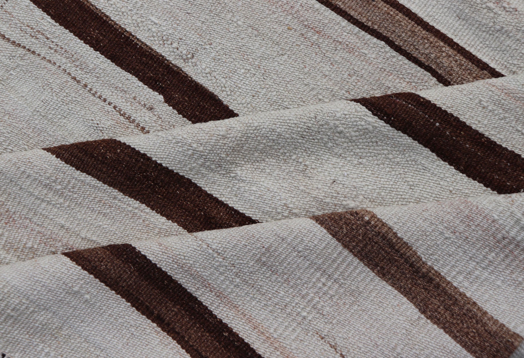 Measures: 5'8 x 12'3 Flat - Weave Kilim Vintage Gallery Rug from Turkey with Horizontal Stripes. Keivan Woven Arts / rug EN - 13434, country of origin / type: Turkey / Kilim, circa 1950 This vintage flat - woven Kilim features a minimalist design ... - Keivan Woven ArtsEN - 13434 - 22698Rug