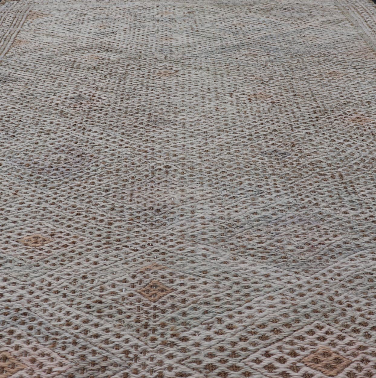Tan and Cream Vintage Turkish Embroidered Rug with Geometric Diamond Design Embroidered vintage Kilim rug from Turkey in shades of tan and cream with geometric pattern, Keivan Woven Arts / rug EEN - 13656, country of origin / type: Turkey / Kilim,... - Keivan Woven ArtsEN - 13656 - 18836Rug