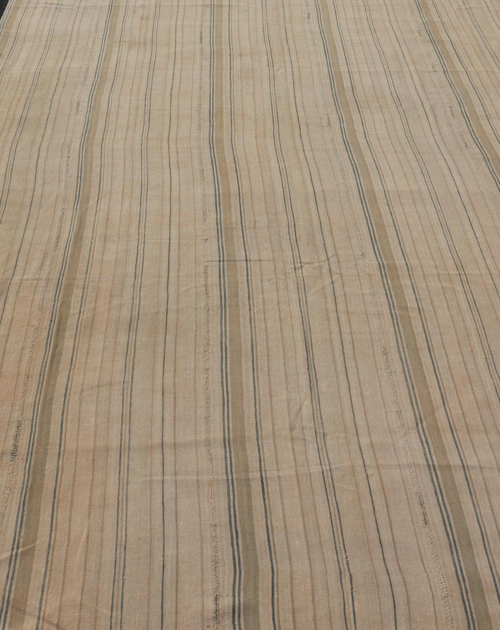 Measures: 7'6 x 12'8 Turkish Vintage Kilim Rug with in Tan, Taupe, Brown, Blue, and Earth Tones. Keivan Woven Arts / rug EN - 13943, country of origin / type: Turkey / Kilim, circa 1950 This vintage flat - woven Kilim features a minimalist design... - Keivan Woven ArtsEN - 13943 - 21751Rug