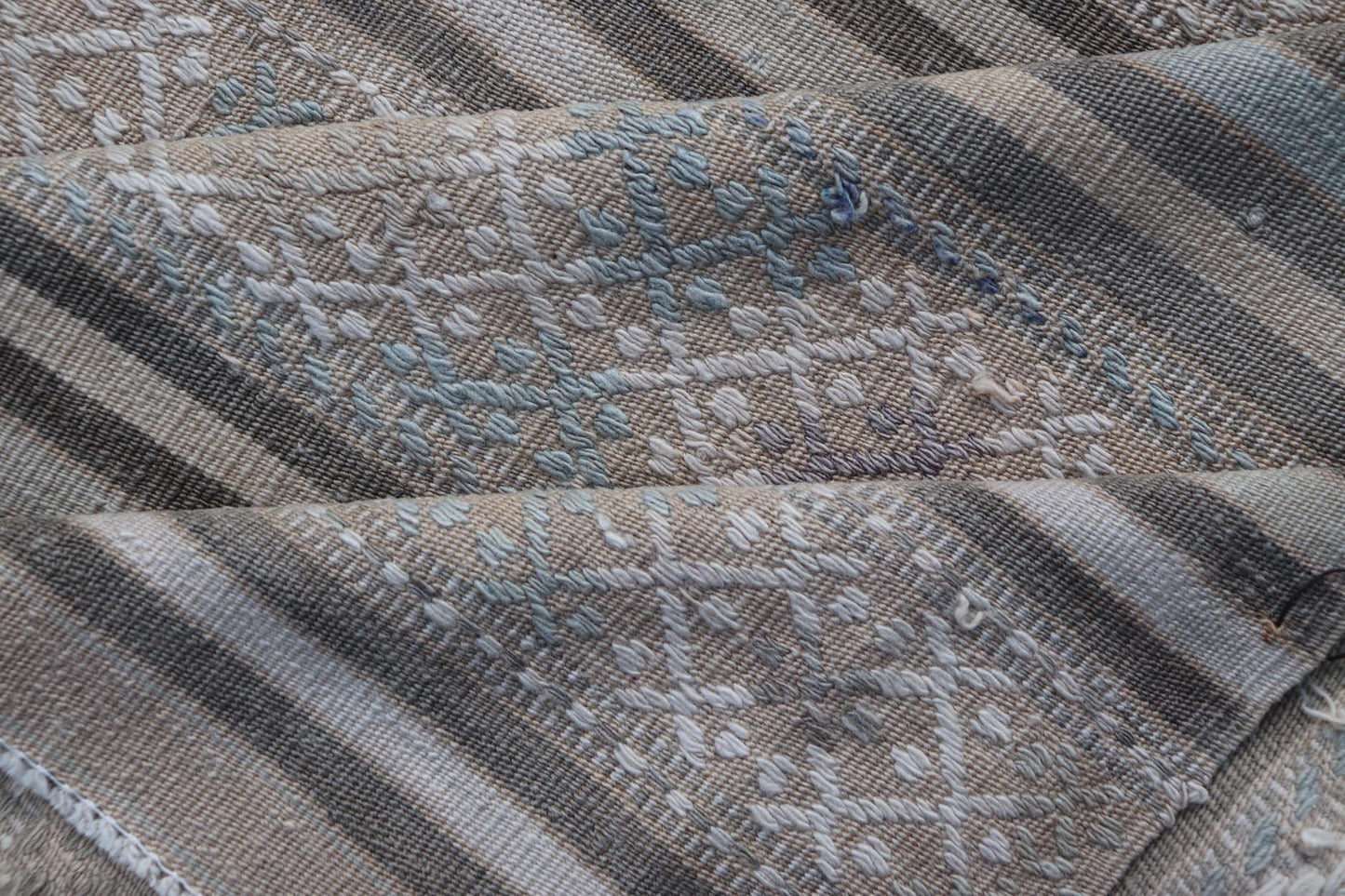 Measures: 5'6 x 8'3 Turkish Flat - Weave Kilim with Embroideries in Taupe, Tan, Cream, and Blue. Keivan Woven Arts / rug EN - 14002, country of origin / type: Turkey / Kilim, circa 1950 This vintage Turkish Kilim rug features a contemporary geom... - Keivan Woven ArtsEN - 14002 - 21757Rug