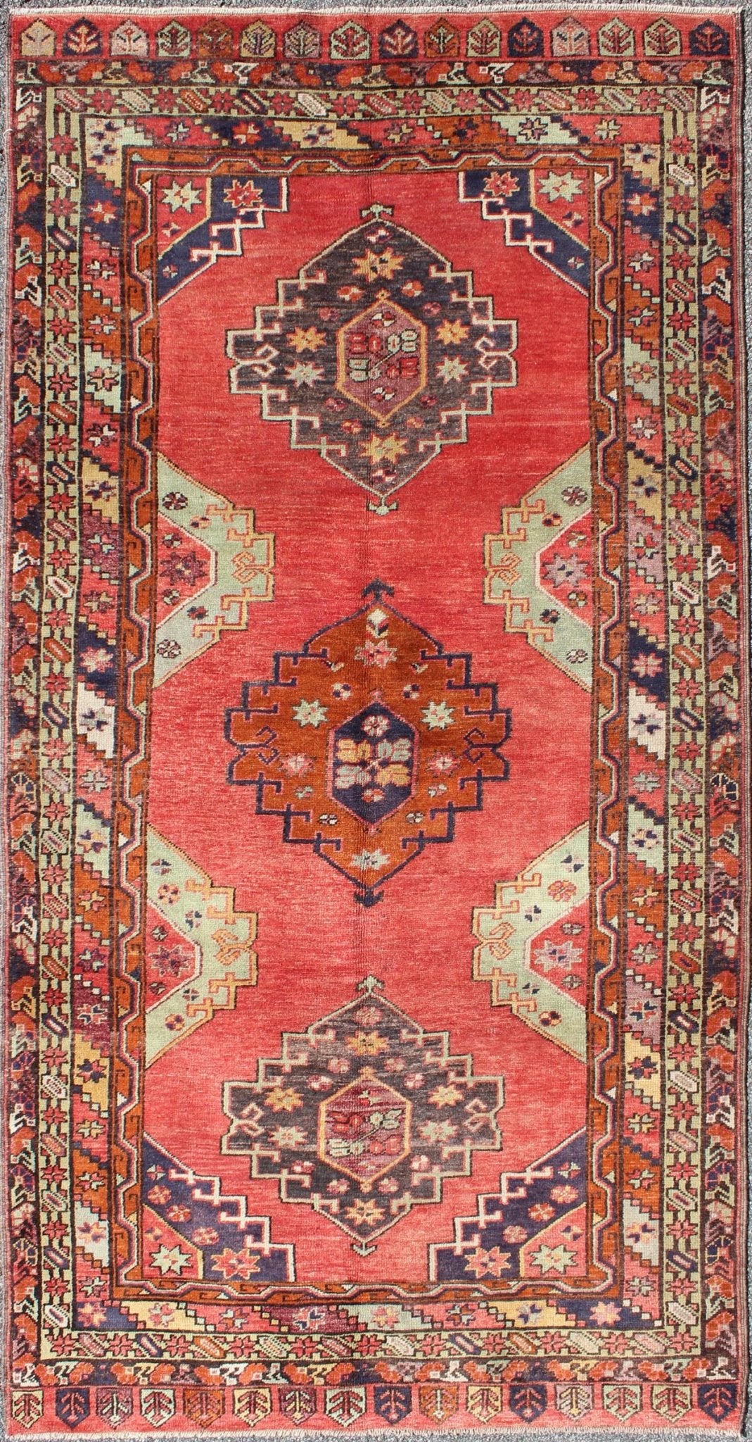 Red field vintage Turkish Oushak rug with vertical geometric medallions, rug en - 140057, country of origin / type: Turkey / Oushak, circa 1940 This vintage Turkish Oushak gallery rug (circa mid - 20th century) features a unique blend of colors and ... - Keivan Woven ArtsEN - 140057 - 5560Rug